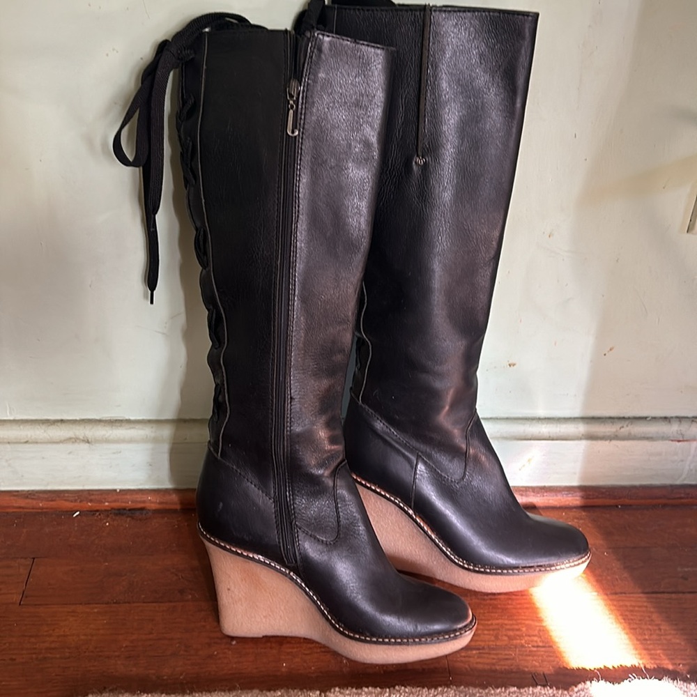 JUICY COUTURE(SMELLS LIKE COUTURE)-LIKE NEW/TALL BLACK LEATHER LACE UP BOOTS